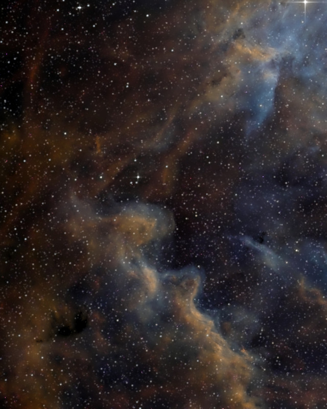 星の多い空にうねる、銅色と青の雲 / Billowing copper and blue clouds on a star-filled sky