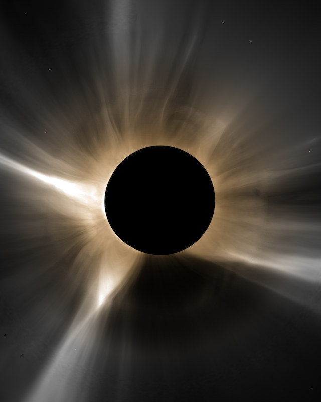 中央の黒い月から、金色の内部コロナが白いストリーマーへと続いていく / The black Moon in the centre, its gold inner corona passing into white streamers