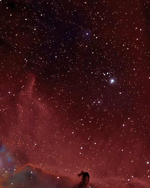 星の多い空に広がる赤い光の筋。右に明るい星オリオン座σ星、下の端に馬頭星雲 / Streaks of red glow on a star-filled sky, with the bright star Sigma Orionis at the right and the Horsehead at the bottom edge