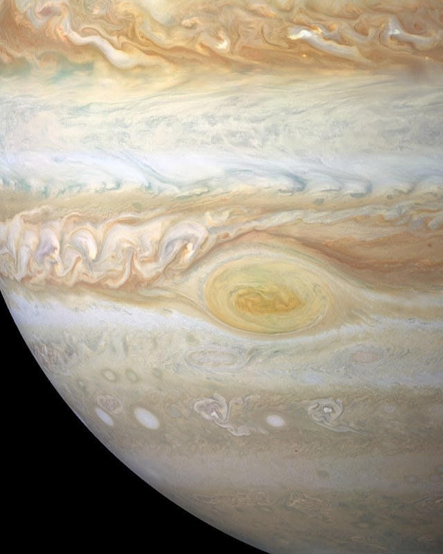 大赤斑と、その横の乱れた雲、下に並ぶ白い楕円の渦 / The Great Red Spot, the turbulent clouds beside it and the row of white ovals below