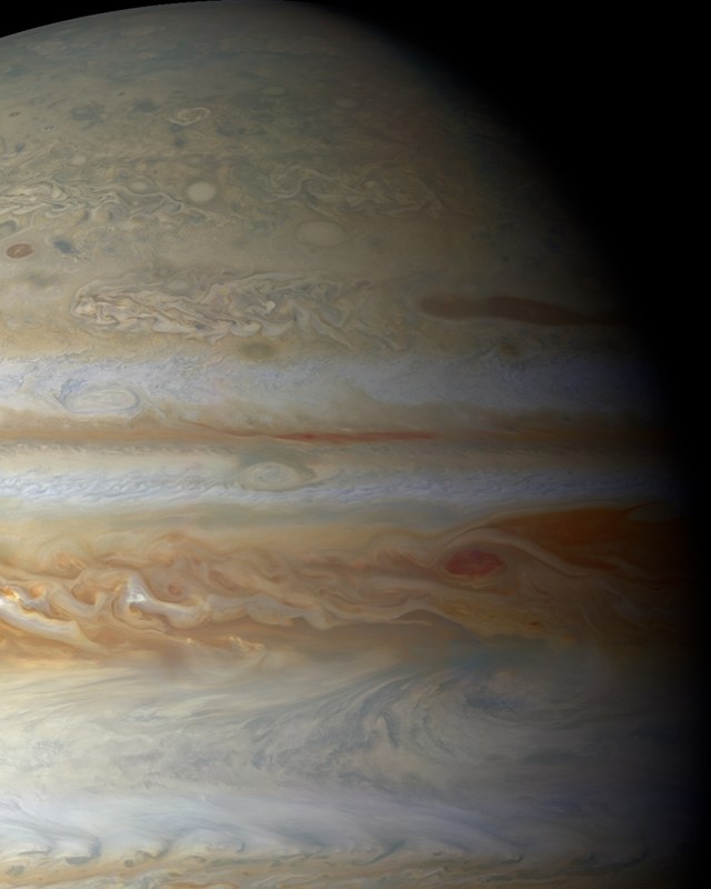 明暗境界に向かって雲が暗くなっていく木星の北東部 / Jupiter's north-east, its clouds fading into darkness toward the terminator