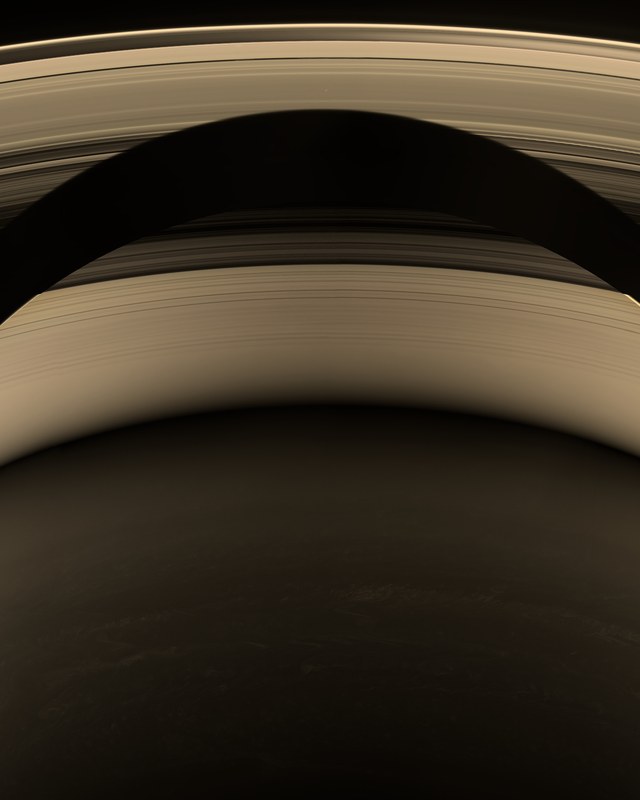 リングに落ちる土星の影の暗いアーチと、C環越しに見えるリングの光 / The dark arch of Saturn's shadow on the rings and the band of ringlight seen through the C ring