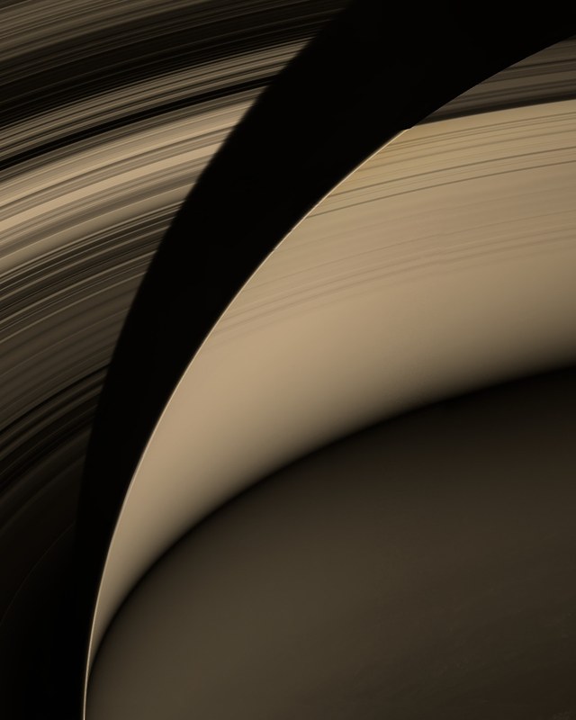 土星の縁に沿う細い太陽光の線 / The thin rim of sunlight along Saturn's limb