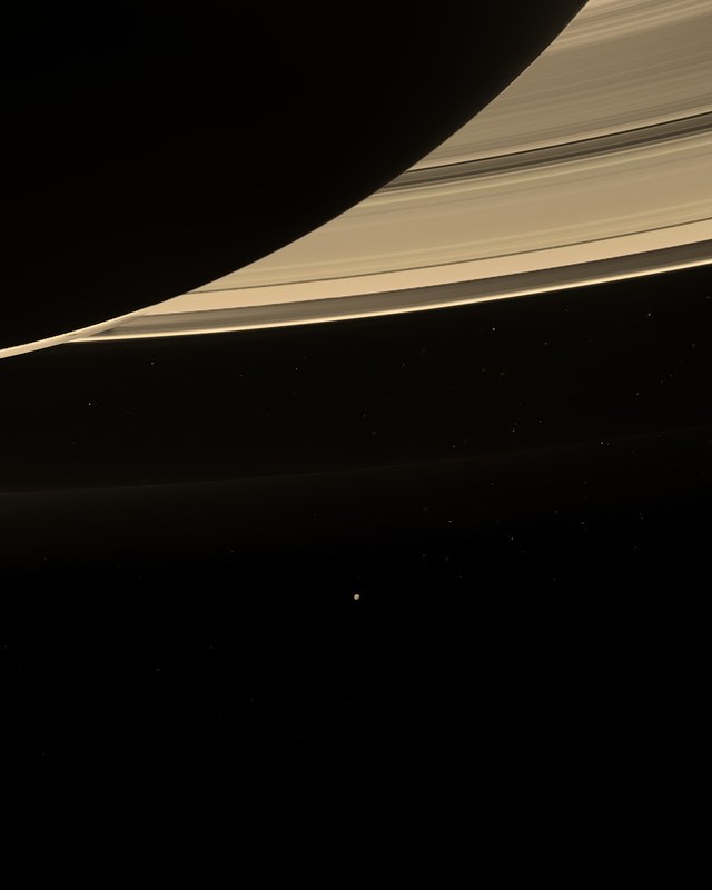 土星の下縁の向こうへ回り込むリング、淡いG環、衛星ミマス / The rings passing behind Saturn's lower limb, the faint G ring and the moon Mimas